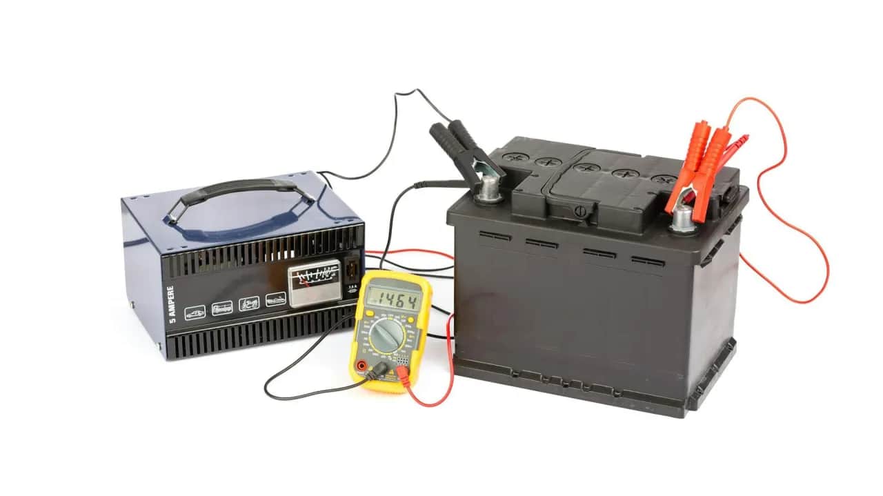 Na ile amper ustawić prostownik, aby uniknąć uszkodzenia akumulatora?