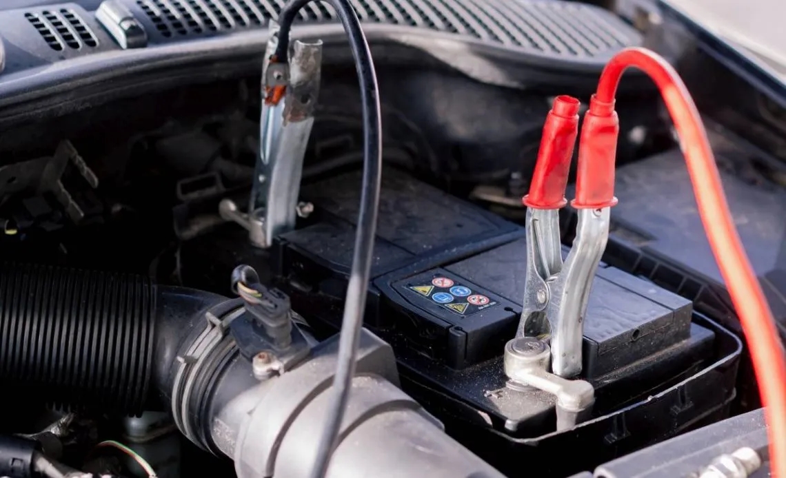Jak podłączyć prostownik z rozruchem do akumulatora bez ryzyka błędów