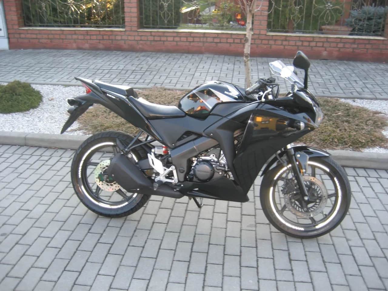 Pojemność baku Honda CBR 125 - co musisz wiedzieć, aby nie przepłacać