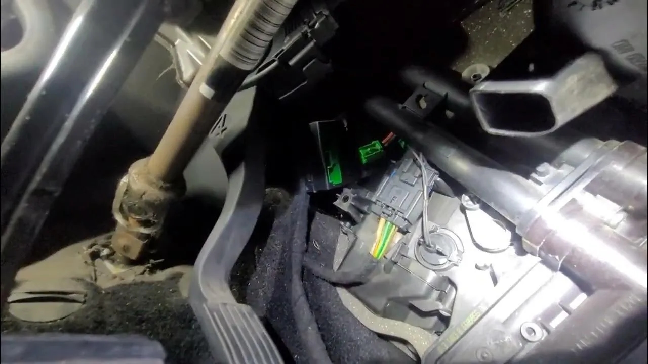 Gdzie jest przekaźnik wentylatora chłodnicy w Peugeot 207? Oto odpowiedź!