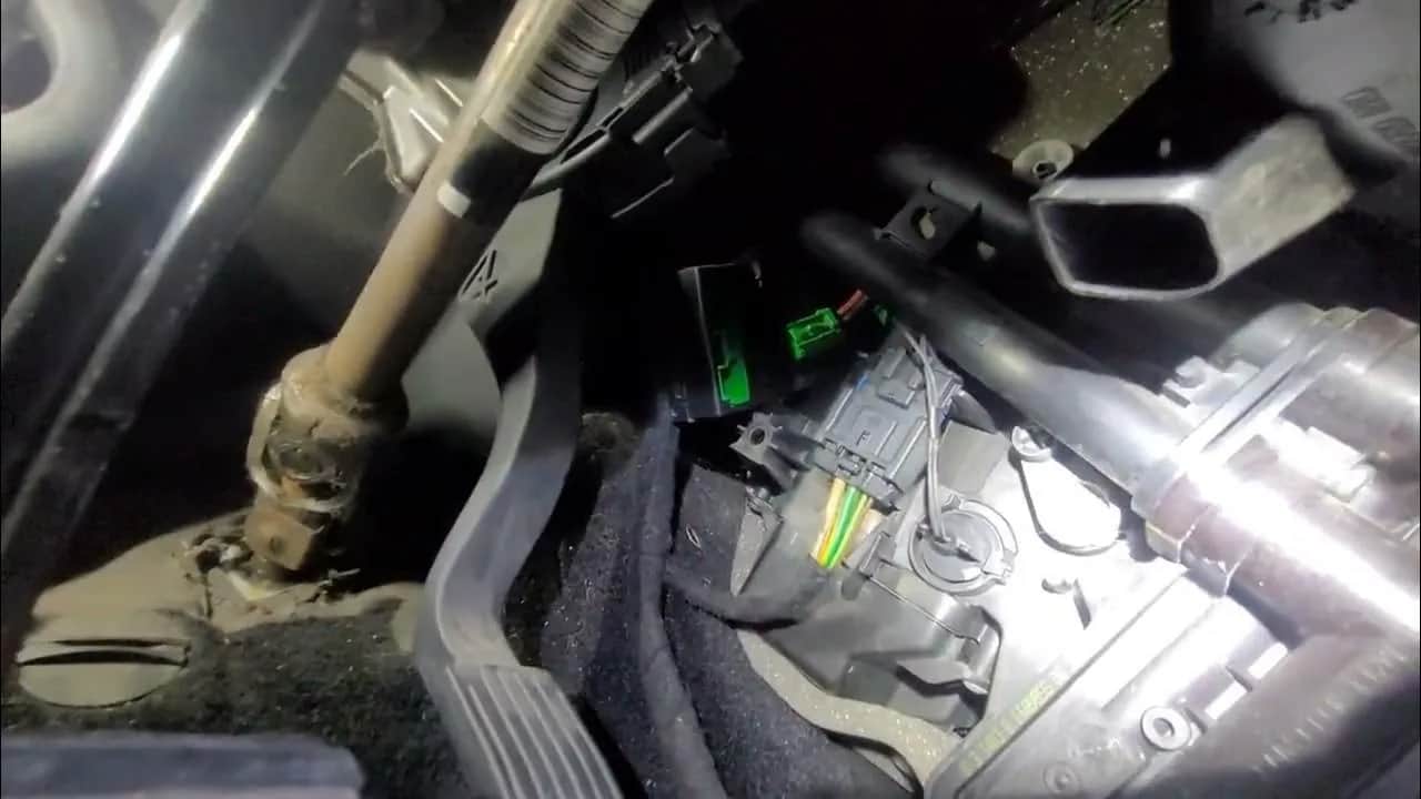 Gdzie jest przekaźnik wentylatora chłodnicy w Peugeot 207? Oto odpowiedź!