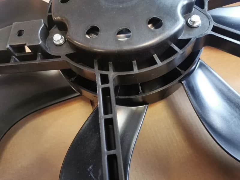 Kiedy włącza się wentylator chłodnicy? Kluczowe informacje dla kierowców