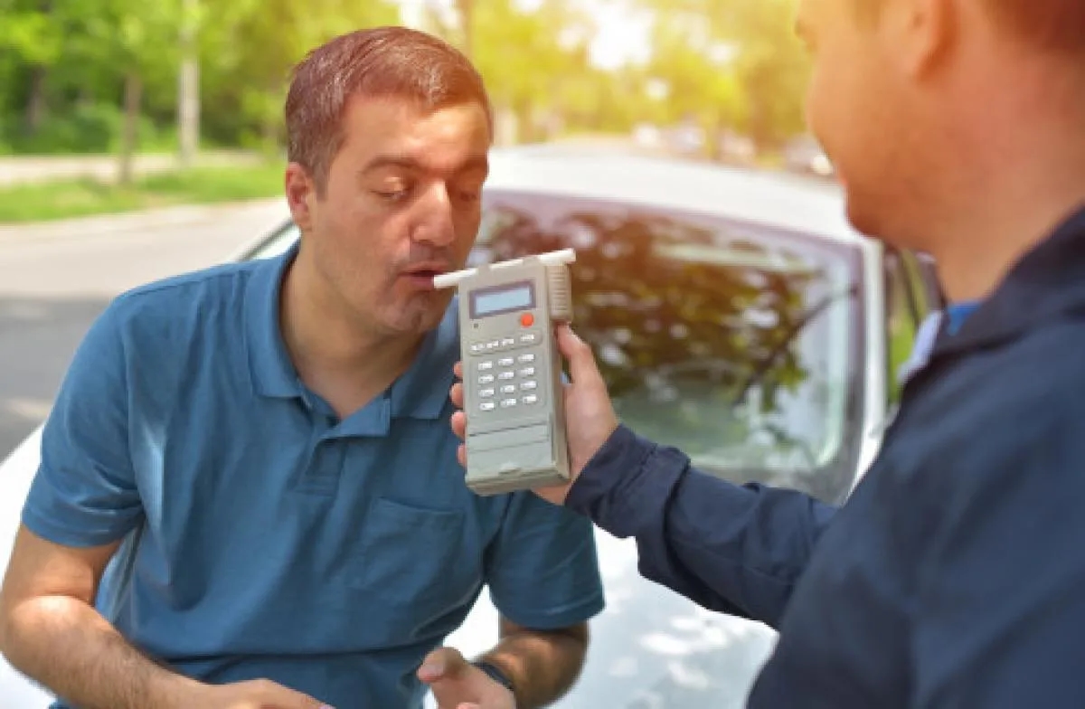 Czy policja może badać alkomatem w domu? Poznaj swoje prawa i zasady