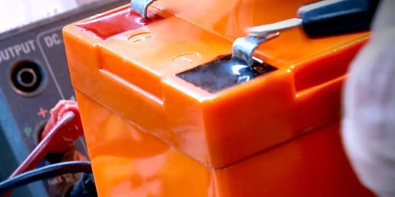 Czy akumulator żelowy można ładować prostownikiem? Ważne zasady i ryzyka