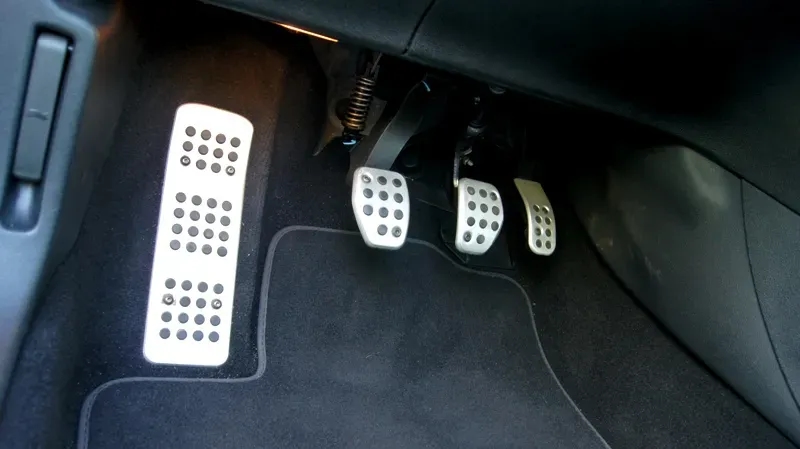 Jak puszczać sprzęgło przy zmianie biegów, aby uniknąć szarpania