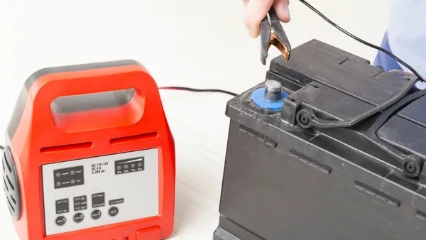 Jak podłączyć prostownik bez wyjmowania akumulatora - uniknij błędów