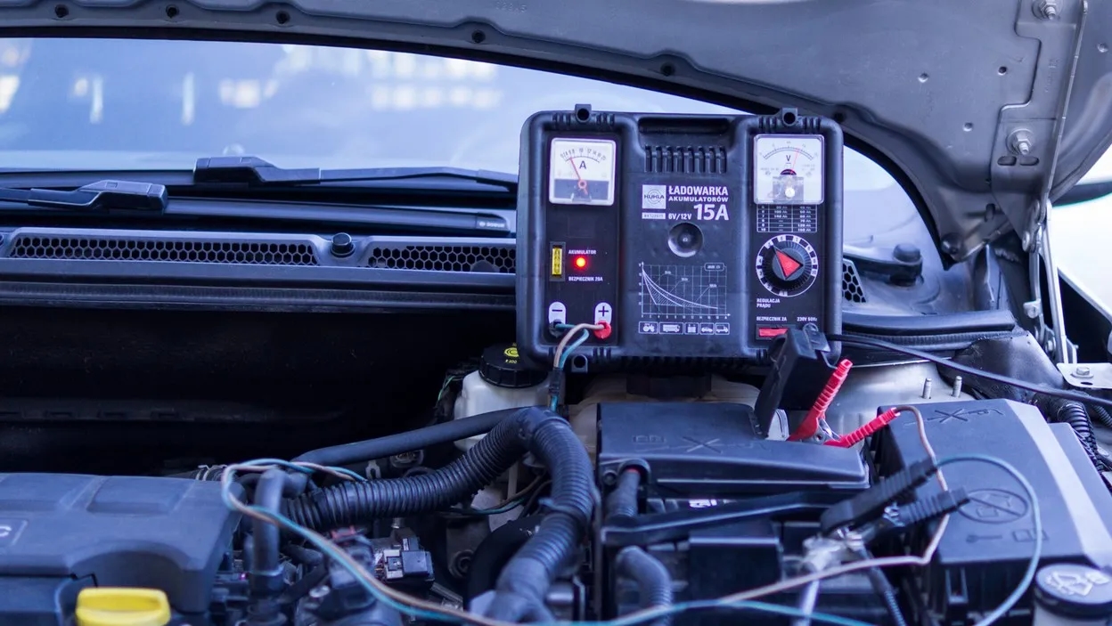 Jaki prostownik do samochodu wybrać, aby uniknąć uszkodzenia akumulatora?