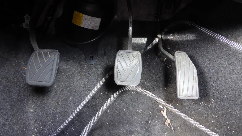 Objawy awarii pompy sprzęgła – jak je rozpoznać i uniknąć problemów