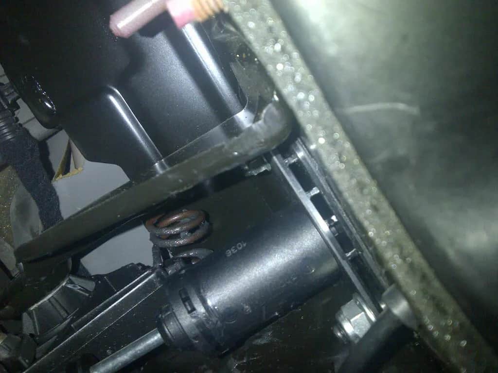 Jak założyć sprężynę pedału sprzęgła - proste kroki bez narzędzi