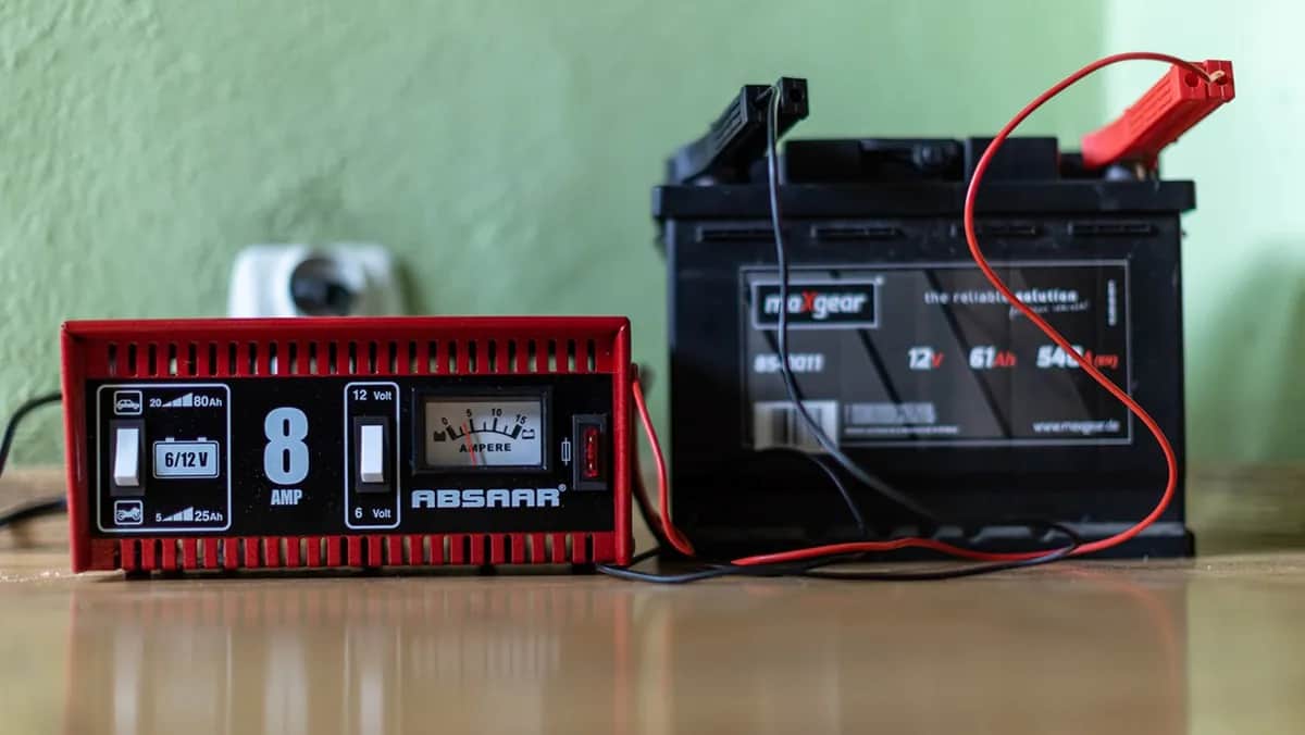 Jak kupić prostownik z rozruchem, aby uniknąć problemów z akumulatorem