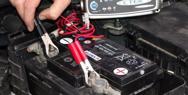 Jak podłączyć prostownik do samochodu bezpiecznie i skutecznie