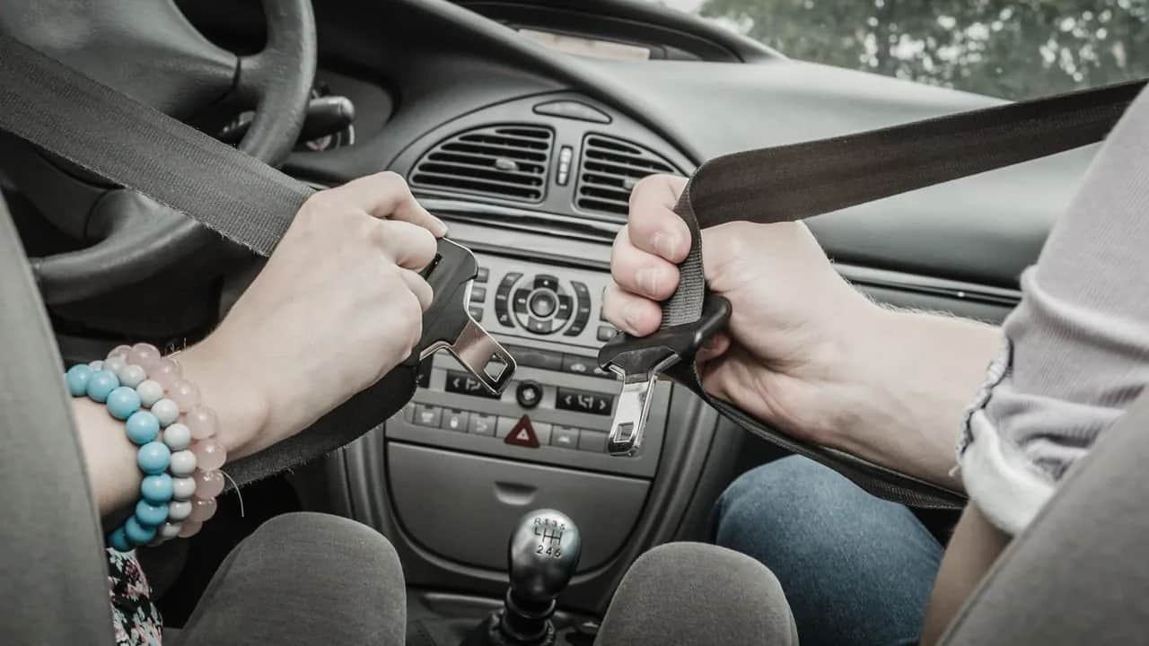 Jak zbudowany jest pas bezpieczeństwa i dlaczego jest tak ważny?