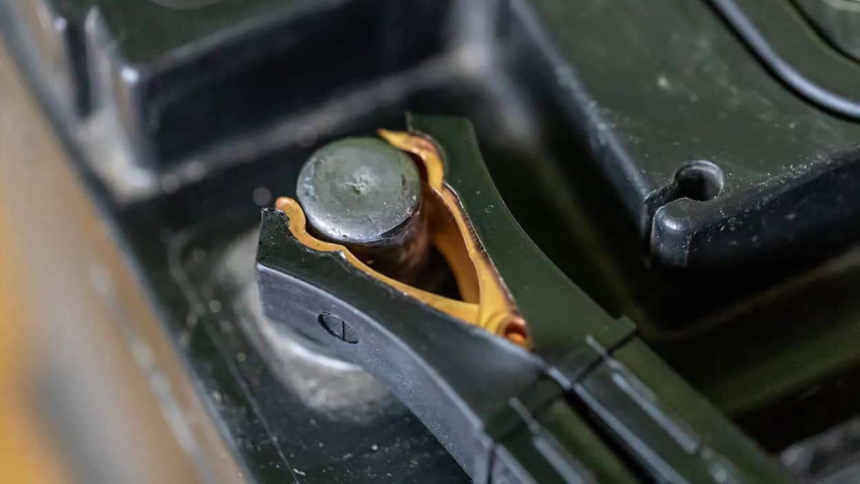 Jak ustawić prostownik do akumulatora, aby uniknąć uszkodzeń i błędów