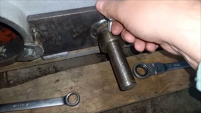 Jak wymienić wałek pedału sprzęgła C360 bez zbędnych problemów