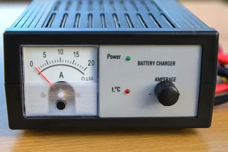 Jak długo można ładować akumulator prostownikiem, aby uniknąć uszkodzeń?