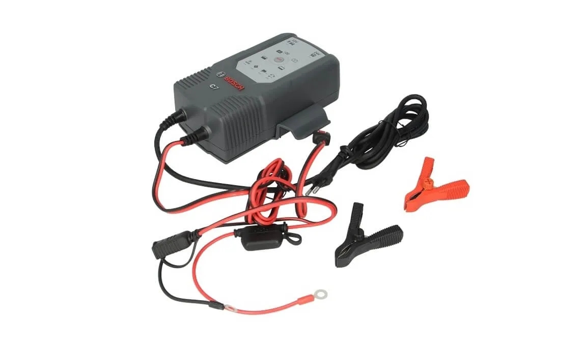 Prostownik czerwony to plus czy minus – uniknij błędów przy podłączeniu