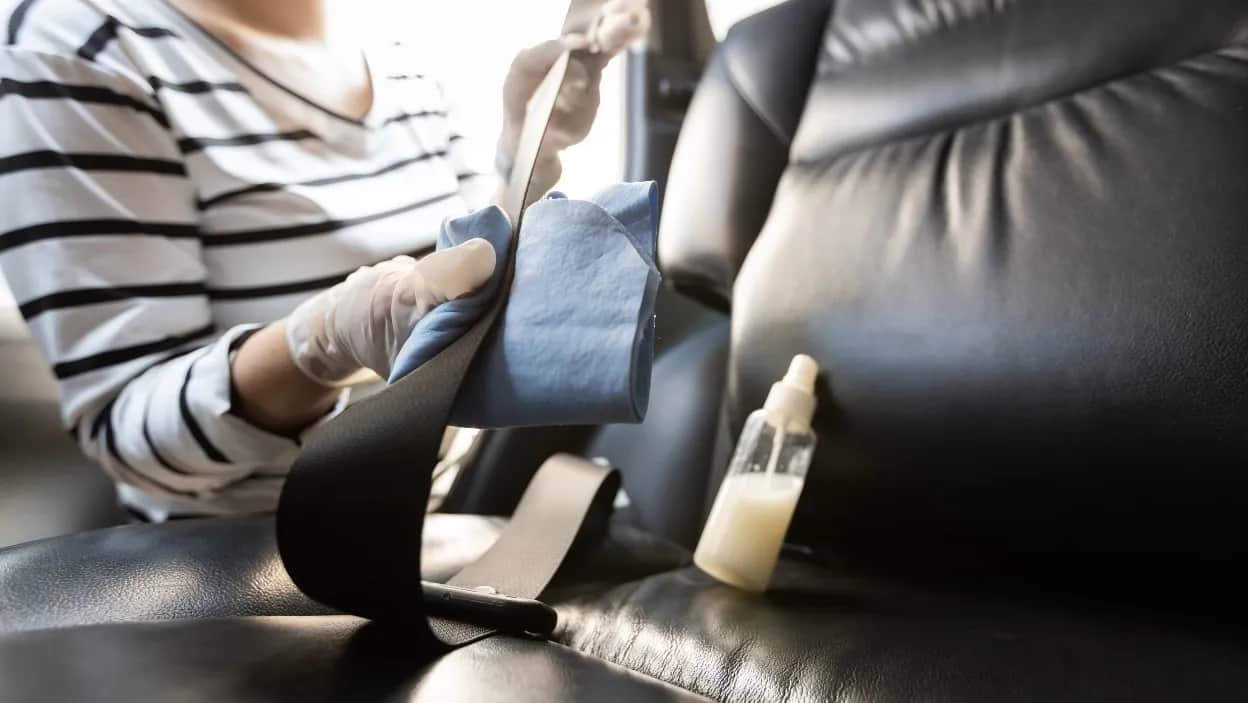 Jak wyczyścić pasy bezpieczeństwa, aby uniknąć nieprzyjemnych zapachów